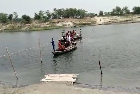 यहां वोटरों में उत्साह ऐसा कि नाव से नदी पार कर लोग कर रहे हैं मतदान