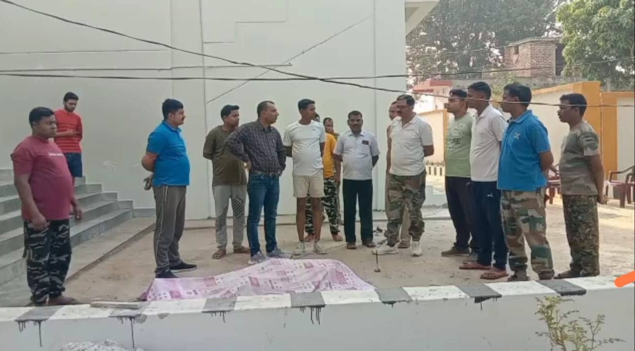 तीसरी मंजिल की छत पर मोबाइल पर बात में मशगूल थे जवान, गिरने से हुई मौत