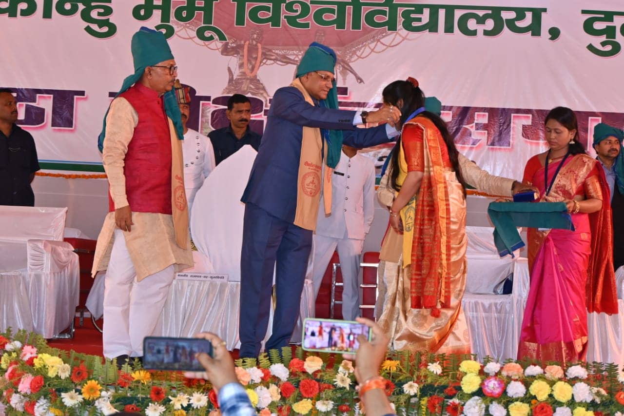 दीक्षांत समारोह :  लोटा-पानी से हुआ राज्यपाल का स्वागत, 317 स्टूडेंट्स को मिला मेडल