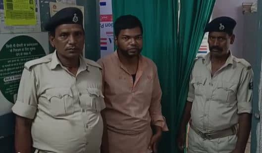 सीएम से मिलने का कर रहा था अरसे से प्रयास, नहीं मिलने पर फोड़ दिया पटाखा, धराया