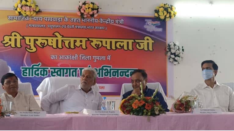 मंत्री-सांसद ने किया कॉलेज कैंपस का दौरा, दी वादों की सौगात