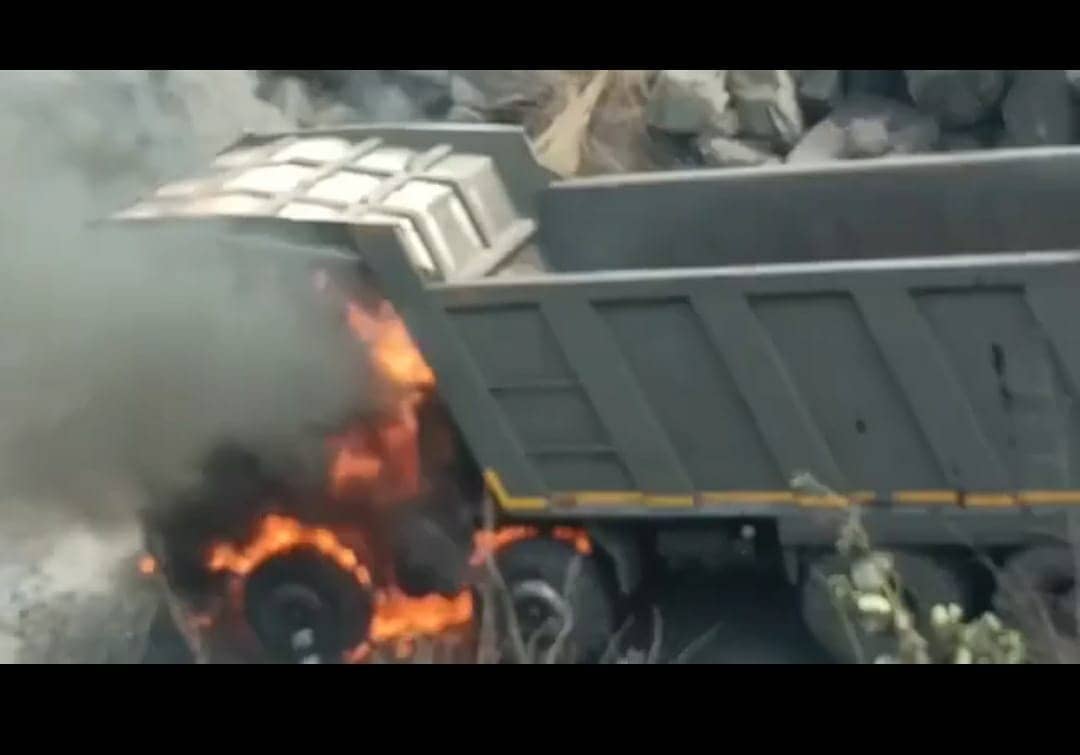 निचितपुर कोलियरी में संजय उद्योग के ट्रांस्पोटिंग में लगे हाइवा में लगी आग , धू धू कर जला हाइवा