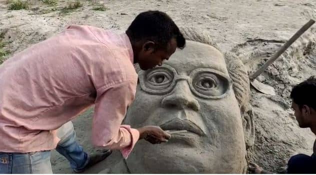 रेत पर दिखे बाबा साहब, जयंती पर भागलपुर  के कलाकारों ने अनोखे अंदाज में किया याद