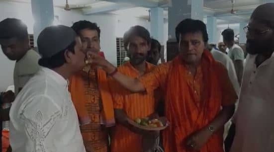 रमजान : साधु संतों के हाथों से कटे फल खाकर मौलाना और मौलवियों ने तोड़ा अपना रोजा