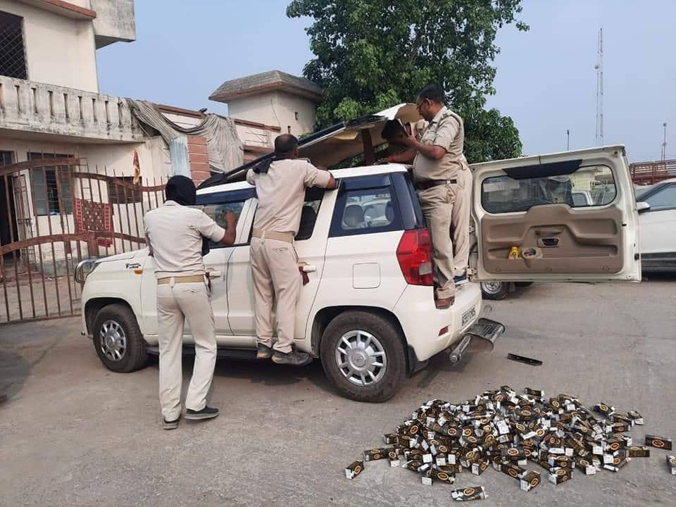 गोपालगंज में लग्जरी कार से 570पीस अंग्रेजी शराब बरामद , एक शराब तस्कर गिरफ्तार