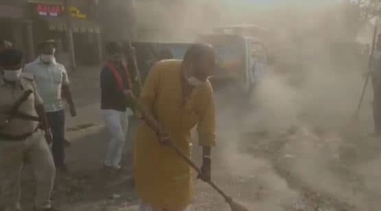 स्वच्छता का संदेश देने हाथ में झाडू़ लेकर सड़क पर उतरे भारत सरकार के पूर्व केंद्रीय मंत्री  