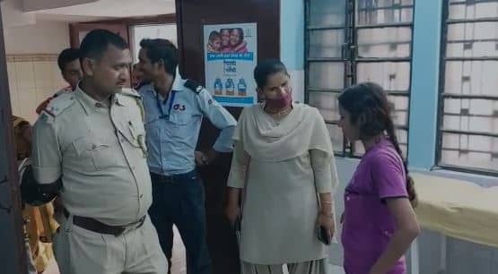 नशे में धुत्त युवती, दो बोतल विदेशी शराब के साथ गिरफ्तार