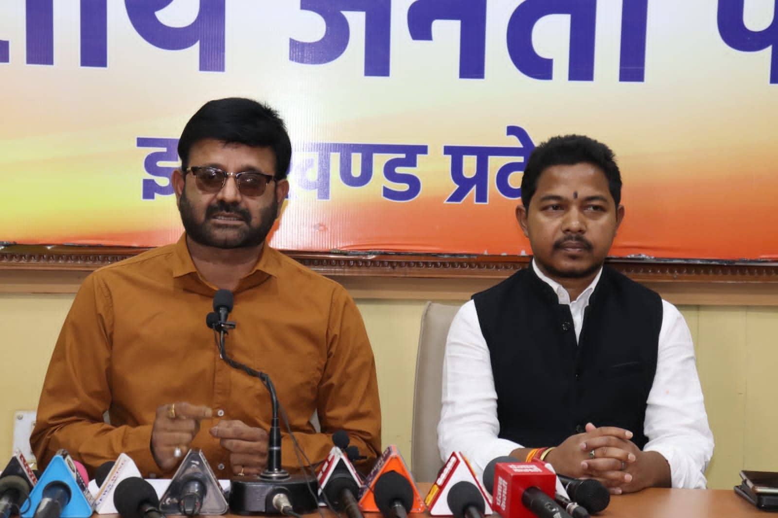 " मुख्यमंत्री अपने नाम से खनन पट्टा ले लेते हैं और स्वास्थ्य मंत्री अपने नाम पर प्रोत्साहन राशि "