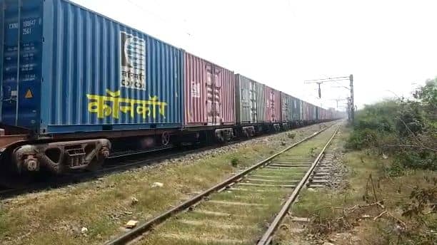 मालगाड़ी से सामान की चोरी करते धराया चोर, महीनों से  उड़ा रहे थे सामान