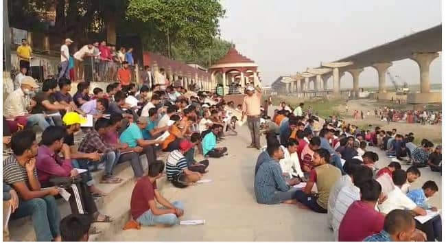 CLASS @ गंगाघाट : कॉम्पीटिशन की तैयारी के लिए नदी किनारे पढ़ाई कर रहे छात्र