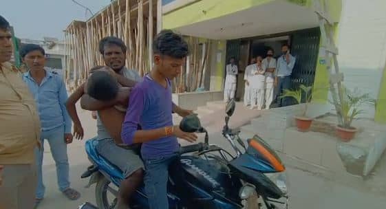 सदर अस्पताल की बड़ी लापरवाही, नहीं मिला स्ट्रेचर और शव वाहन, कंधे पर बेटे का शव उठाकर ले गए पिता