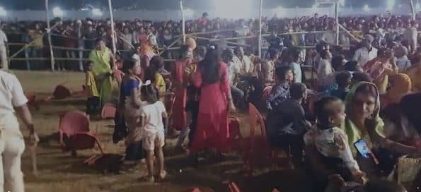 कुमार सानू  के कार्यक्रम में जमकर हुआ हुड़दंग, पुलिस ने की लाठीचार्ज, गुस्साए लोगों ने कुर्सी पर उतारा अपना गुस्सा