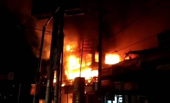 मिठाई दुकान में आग लगने से लाखों का नुकसान ,  दमकल वाहन ने बुझायी आग