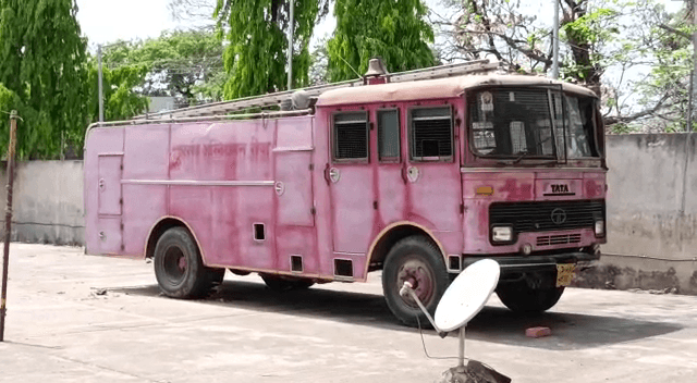 अग्निशमन सप्ताह :  उधार में मिली दमकल वाहन से बुझाया जा रहा आग