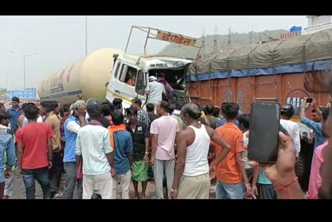 जीटी रोड में टैंकर और ट्रक में टक्कर, घंटों फंसा रहा टैंकर चालक