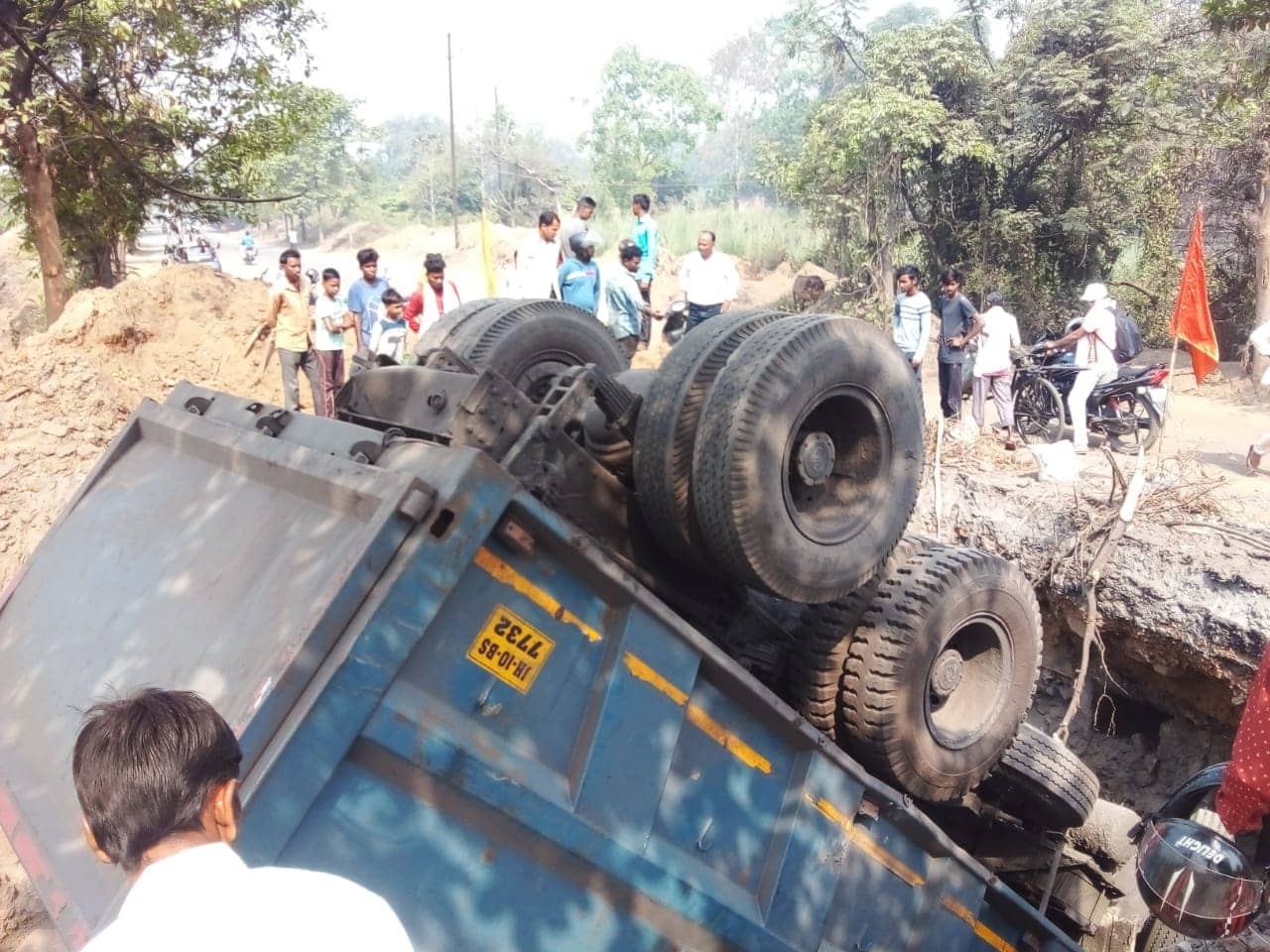 झरिया - बलियापुर सड़क पर गड्ढे में समाया हाइवा, बाल-बाल बचे चालक और खलासी 