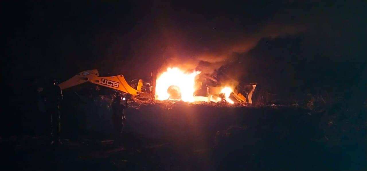 कोयला चोरों ने पुलिस को दी खुली चुनौती, गोलियां चलाई , बम फोड़े और फूंक दी जेसीबी मशीन 