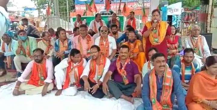 देवघर में भाजपाइयों ने दिया धरना, बाबा मंदिर खोलने की मांग