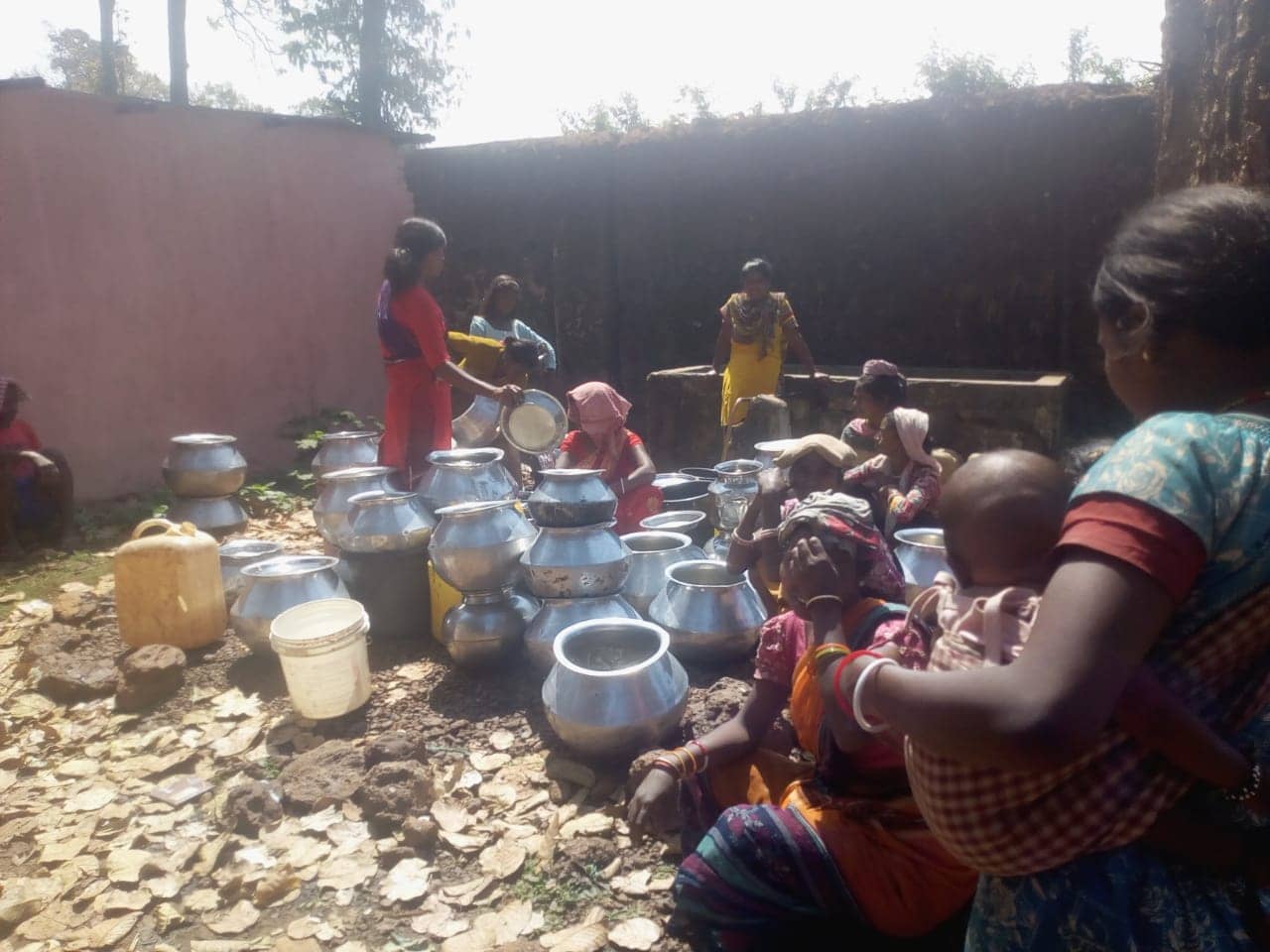 चाईबासा :  दिन भर में  मिल पाता है बस दो-तीन कनस्तर पानी,  गर्मी में इतने से कैसे हो पूरे परिवार का गुजारा !
