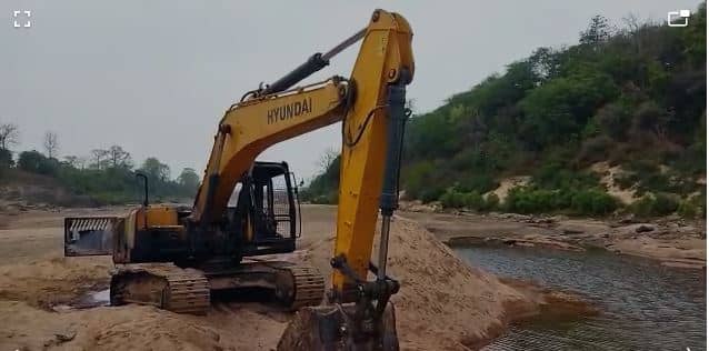 वर्चस्व की लड़ाई या उग्रवादियों की करतूत :  बालू घाट पर अपराधियों ने फूंका पोकलेन, की हवाई फायरिंग