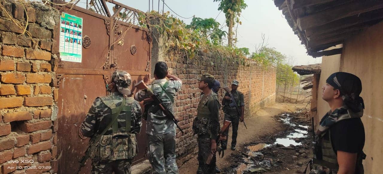 पलामू : नक्सलियों के खिलाफ पुलिस ने चलाया पोस्टर अभियान