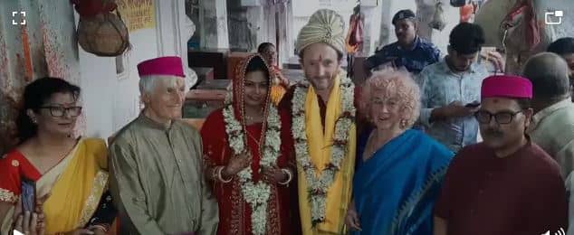 एक दूजे के हुए देसी मैम-विदेशी सैम, बराती-सराती के साथ पुजारी भी बम-बम