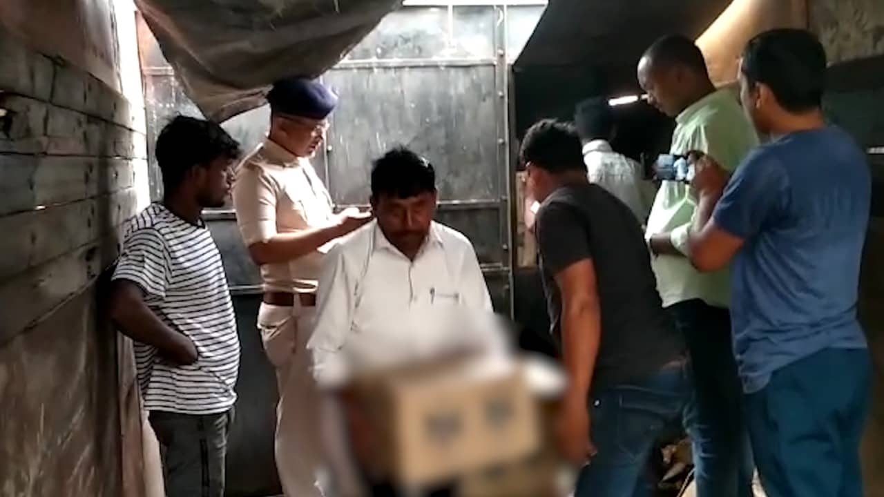 झारखंड से बिहार नकली शराब का कारोबार जारी, धनबाद में एक ट्रक नकली शराब जब्त