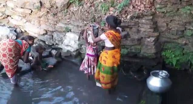 विकास से दूर भगवान बिरसा मुंडा का पड़ोसी गांव : घर में बल्ब तक जलता नहीं देखा, पानी के लिए चुआं ही सहारा