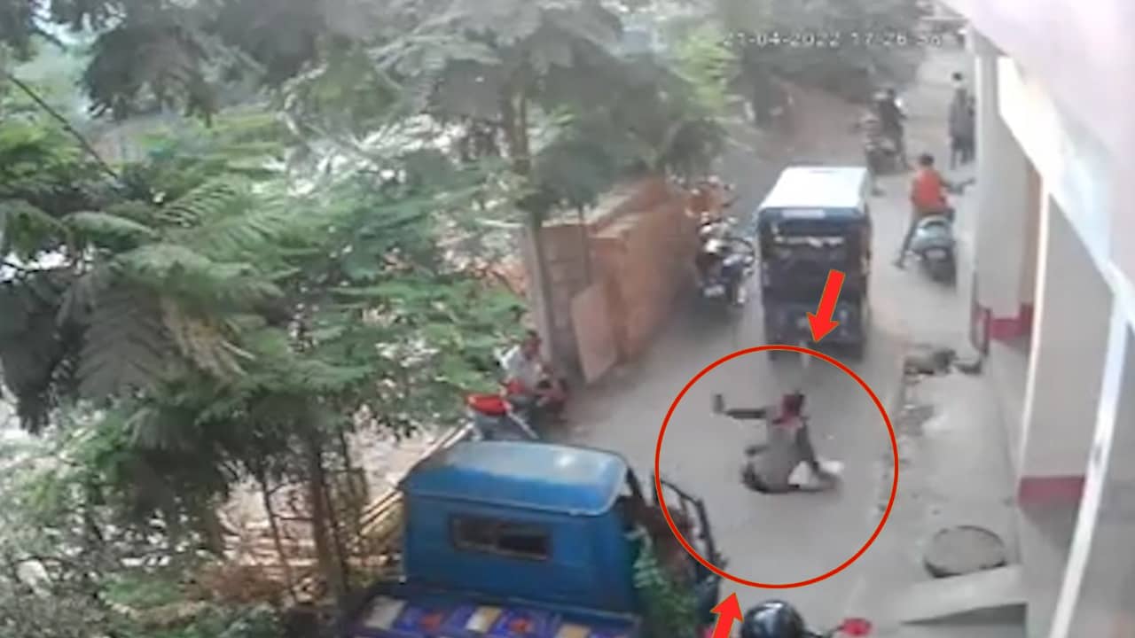 सीसीटीवी फुटेज में देखिए, कैसे पटना सिटी में खुले नाले में गिर गई राह चलती महिला