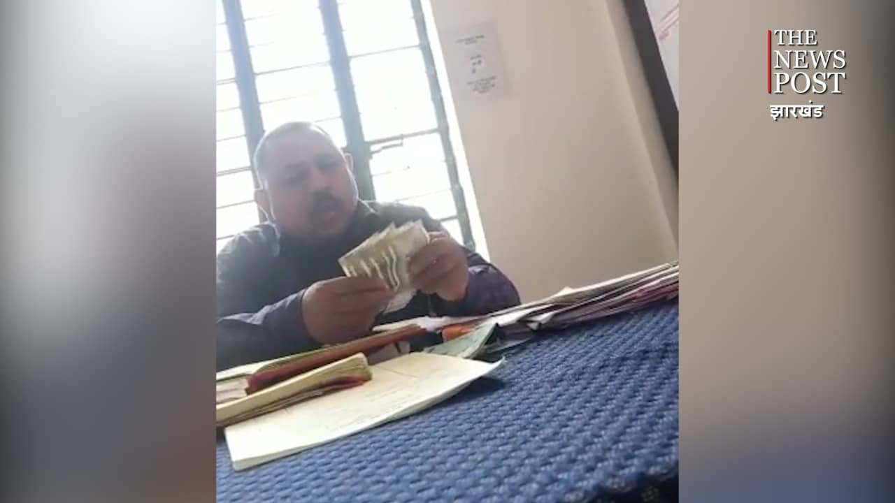 डीटीओ कार्यालय में रिश्वत लेते बड़ा बाबू का वीडियो वायरल, लाइसेंस और फिटनेस के लिए वसूली जा रही मोटी रकम