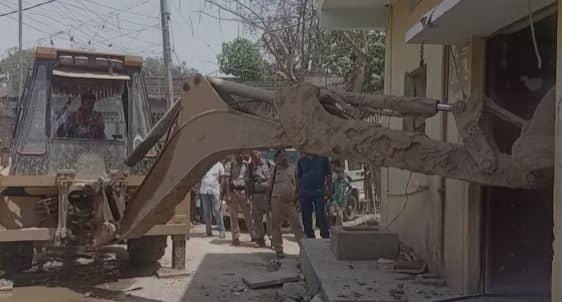 बिहार में भी य़ूपी मॉडल शूरू, फरार गांजा तस्कर के घर पर चला पुलिस का बुलडोजर