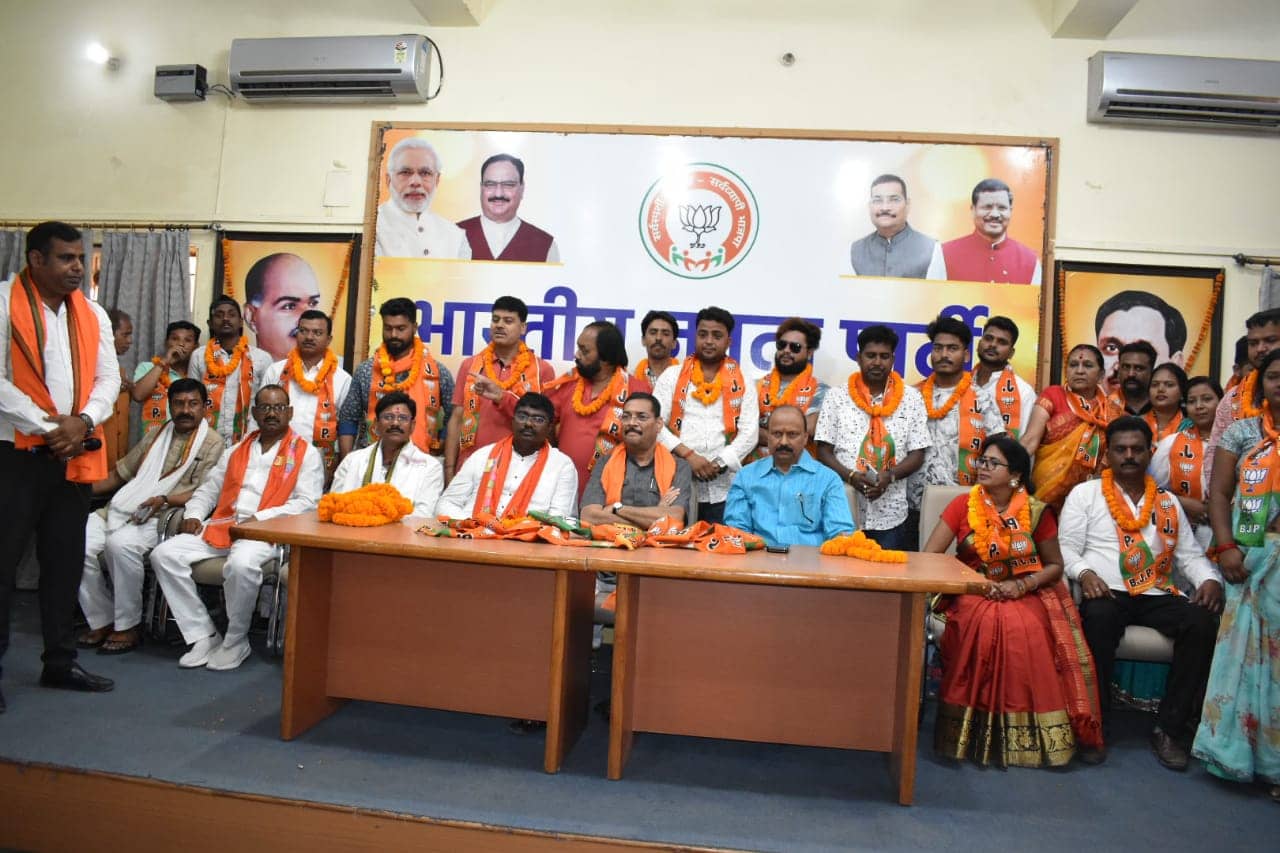 झामुमो जिला उपाध्यक्ष और पूर्व पार्षद आशा देवी अपने सैकड़ो समर्थकों के साथ भाजपा में  शामिल