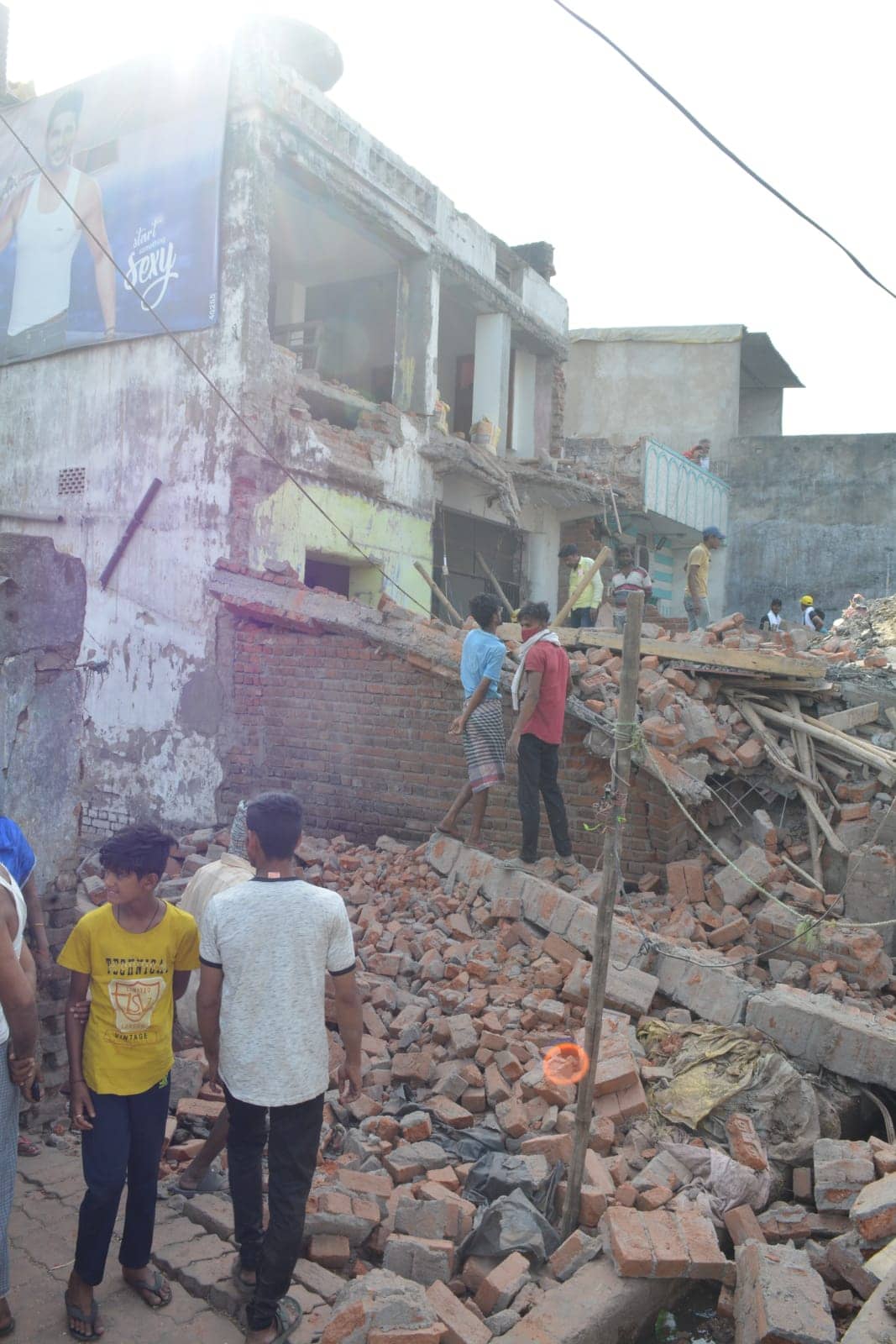 धनबाद में भरभरा कर गिर गया मैरिज हॉल, तस्वीर में देखिए-कैसा हुआ हाल