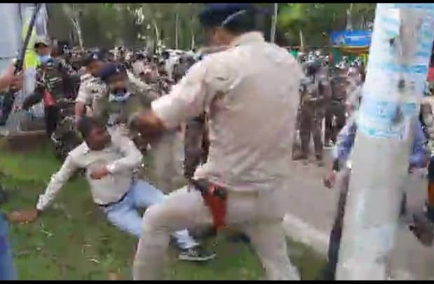 विधानसभा का घेराव कर रहे भाजपा कार्यकर्ताओं पर लाठी चार्ज, विरोध में बाबूलाल और दीपक बैठे धरने पर