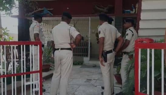 बीच सड़क पर पत्नी और बेटी को गोली मार ली, फिर खुद का किया यह हाल