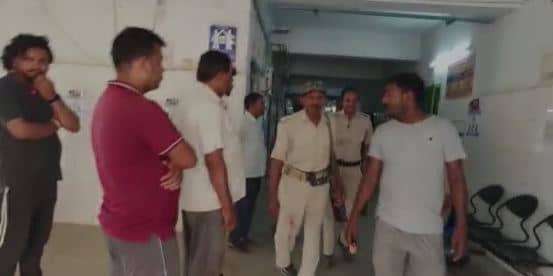 लव अफेयर में प्रेमी ने किया सुसाइड , प्रेमिका के घर मृतक के  परिजनों ने बोला धावा