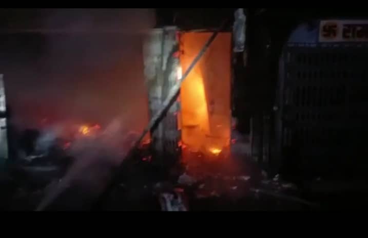 गढवा : ज्वेलर्स दुकान आग लगने से लाखों की संपति खाक