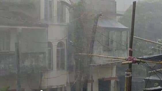 दुमका में बरसी राहत : तेज हवा के साथ जम कर हुई बारिश, ओले भी गिरे