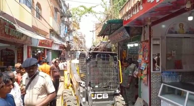 देवघर में त्रिकुट हादसे के बाद सर्तकता : अतिक्रमण पर चला प्रशासन का बुलडोजर
