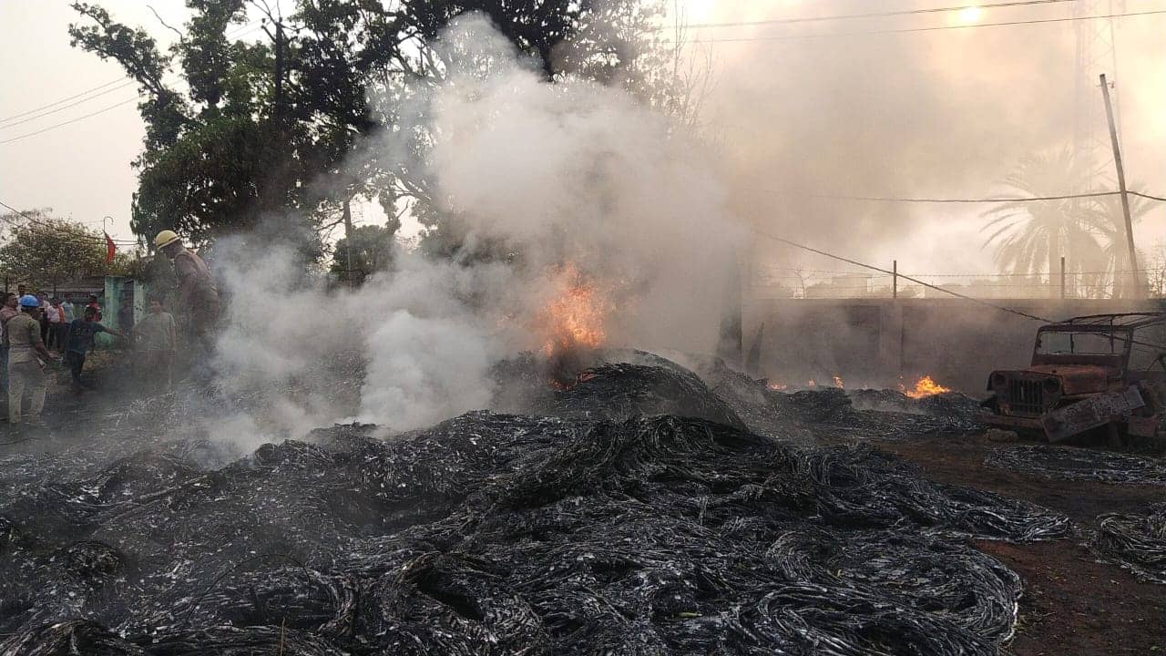 बिजली विभाग के पावर हाउस मे लगी भीषण आग, लाखों का सामान जल कर राख