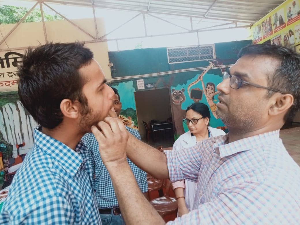 कैंपस में हेल्थ कैंप : हेल्थ जांच के बाद उपहारों की सौगात