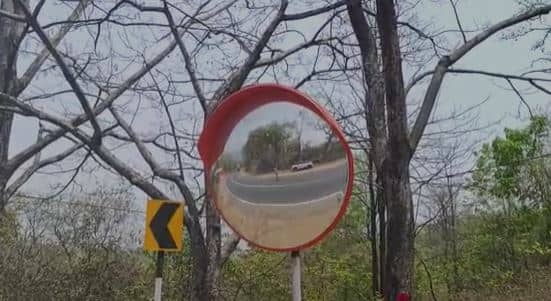 कोडरमा घाटी के ब्लाइंड टर्न में दुर्घटना रोकने के लिए लगाए जा रहे रिफ्लेक्टिव मिरर