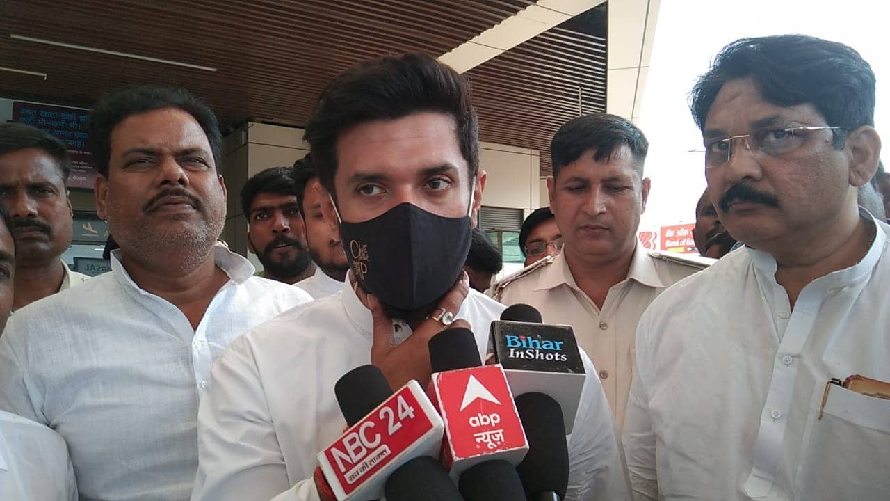 नीतीश के पैर छुने पर चिराग ने दी सफाई, सीएम के नीतियों का विरोध, व्यक्तिगत रूप से वे मेरे लिए आदरणीय