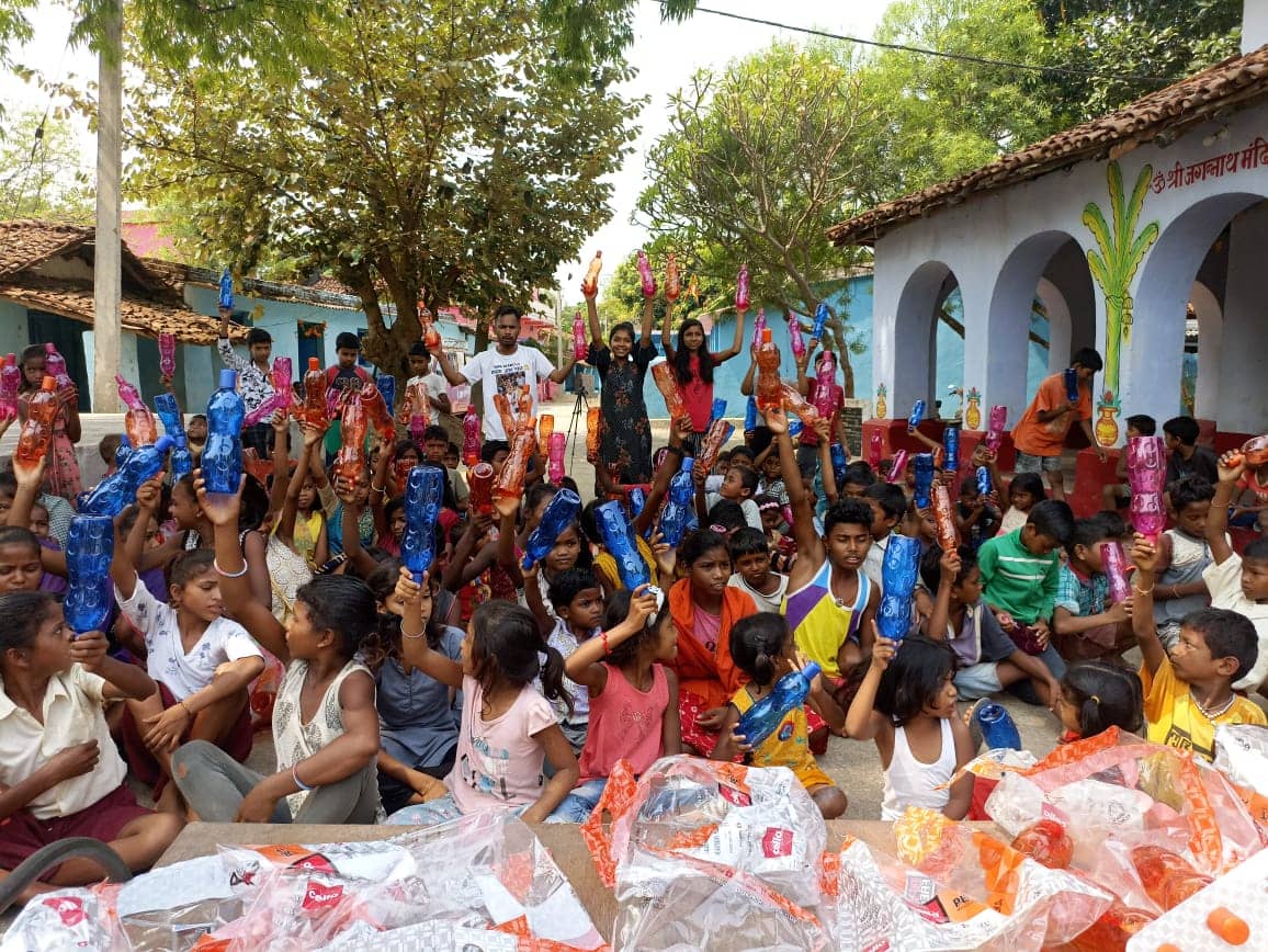 बॉलीबुड स्टार ने छात्रों को दिया वाटर बोतल गिफ्ट, छात्र हुए गदगद
