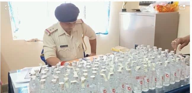 झारखंड में यहां किराना दुकानों में धड़ल्ले से बिक रही शराब !