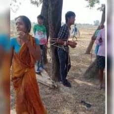 प्रेम प्रसंग मामले में पेड़ से बांधकर युवक की पिटाई, वीडियो हुआ वायरल