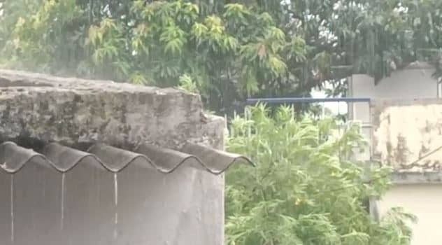 बारिश के बाद खुशनुमा हुआ मौसम, अब पकौड़े के साथ ले रहे बदले मौसम का लुत्फ