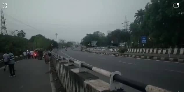 सड़क पर घंटो पड़ी रही लाश, 200 मीटर दूर थाने को खबर तक नहीं