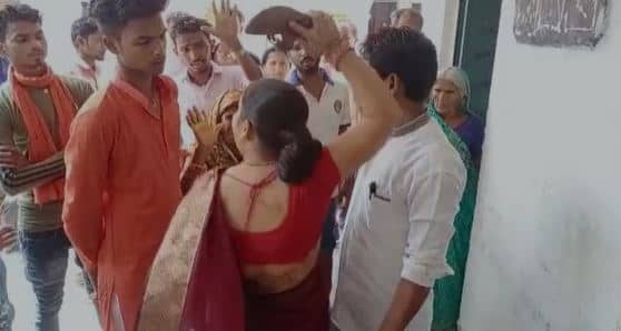 छात्राओं से करता था अश्लील इशारे, परिजनों ने टीचर का किया यह हाल