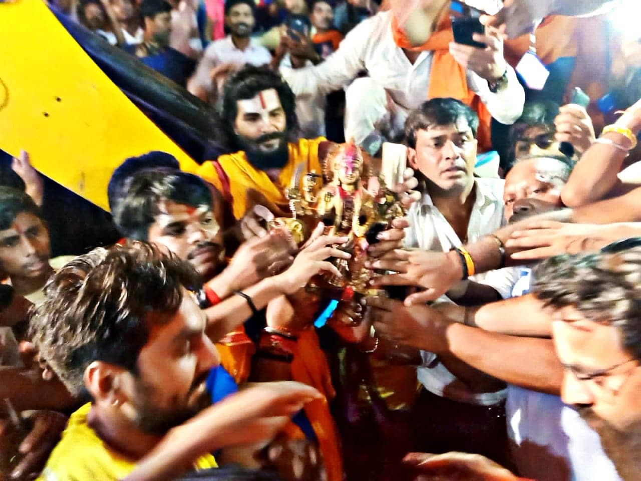 प्रवचन के दौरान महाराज को हुआ आभास जमीन के नीचे है मां दुर्गा की मूर्ति,फिर हुआ चमत्कार